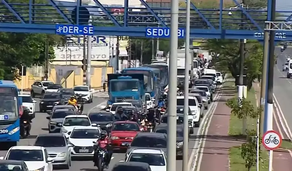 Colisão entre três carros e motocicleta deixa ferido e complica trânsito na Avenida Tancredo Neves, em Aracaju