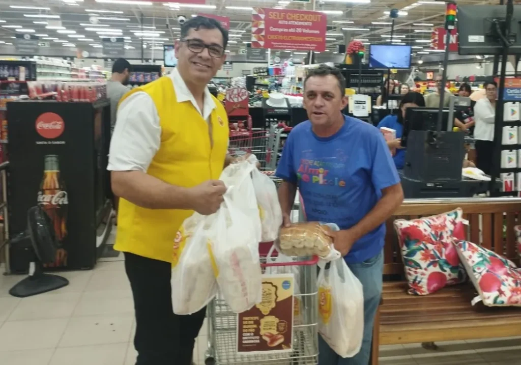 Mais de mil pacotes de pão são doados em ação solidária