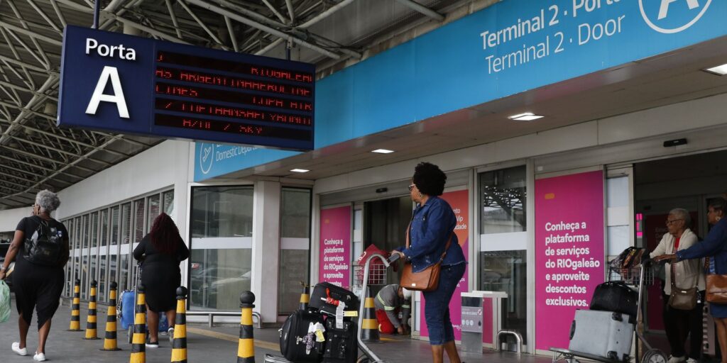 Companhias aéreas flexibilizam remarcação de voos para o Rio após operação policial