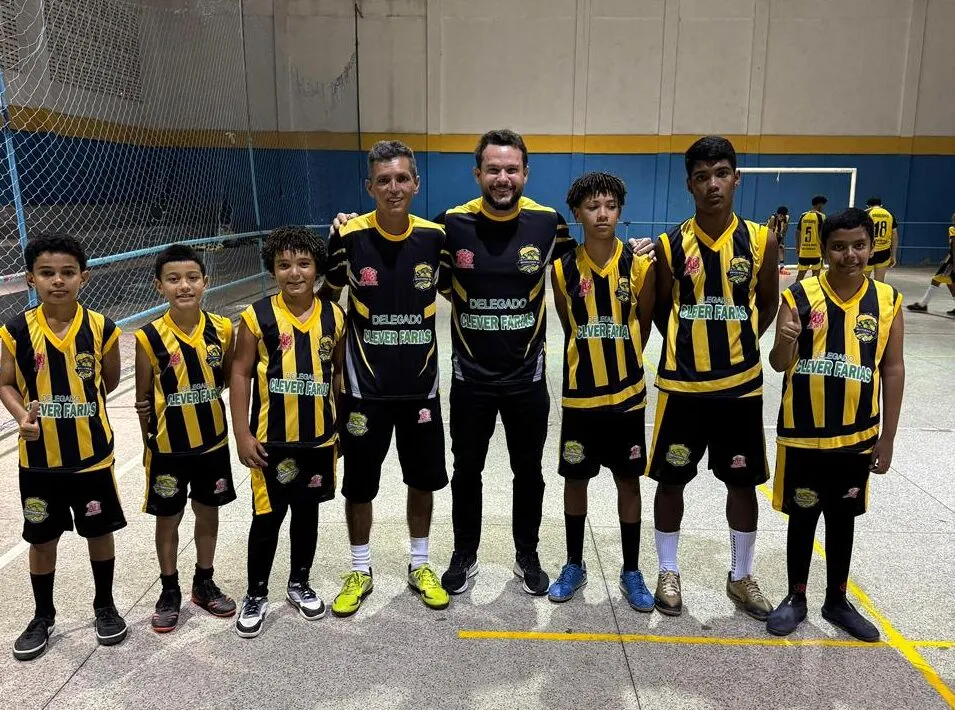 Delegado Clever Farias doa fardamentos e reforça escolinha inclusiva em Riachão do Dantas