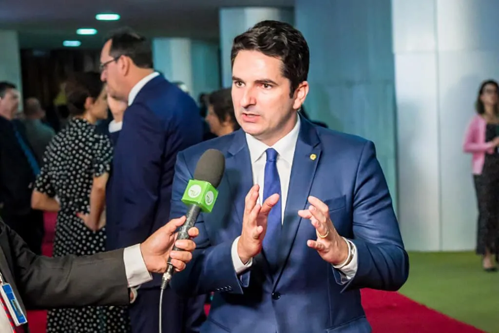 Câmara aprova projeto de Gustinho Ribeiro que transforma falsificação de alimentos e bebidas em crime hediondo