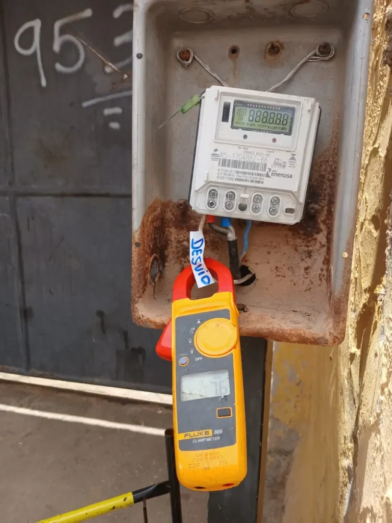 Lava-jato, pastelaria e mercearia são autuados por furto de energia em Aracaju