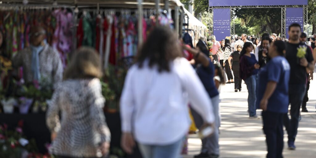 Desemprego recua a 5,6% e iguala menor taxa desde 2012, mostra IBGE