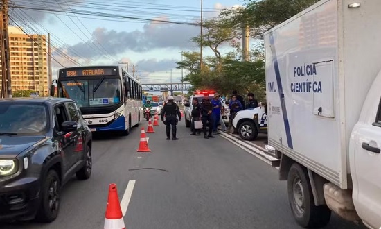 Pedestre morre após atropelamento por caminhão na avenida Tancredo Neves, em Aracaju