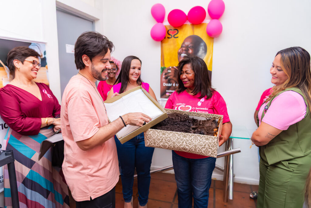 SerMulher inicia Outubro Rosa com doação de cabelos e roda de conversa no Instituto Semeador