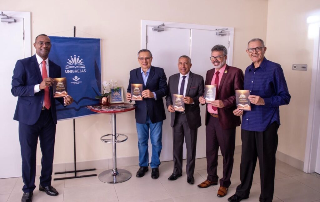 Eduardo Amorim é recebido por pastores na sede da Universal