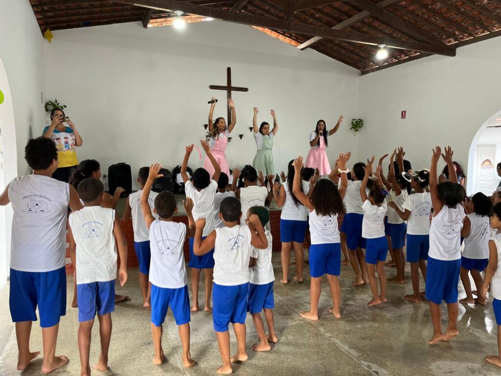 Coopanest-SE leva alegria e brinquedos para crianças da Casinha de Jesus