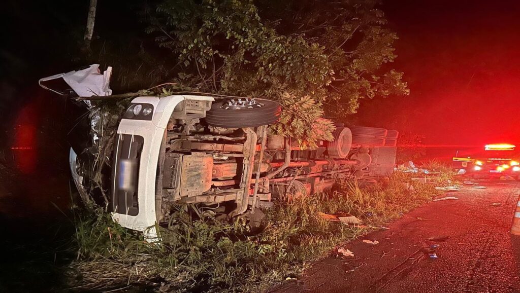 Motorista morre após caminhão capotar no km 157 da BR-101, em Estância