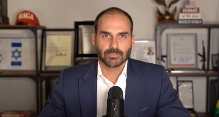 Alexandre de Moraes dá 5 dias para PGR opinar sobre prisão de Eduardo Bolsonaro.
