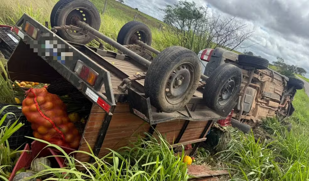 Condutora morre e dois ficam feridos após carro com reboque tombar na SE-453, em Pedra Mole