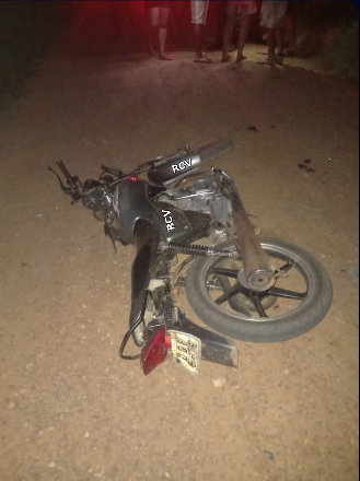 Jovem de 21 anos morre após colisão de moto contra poste