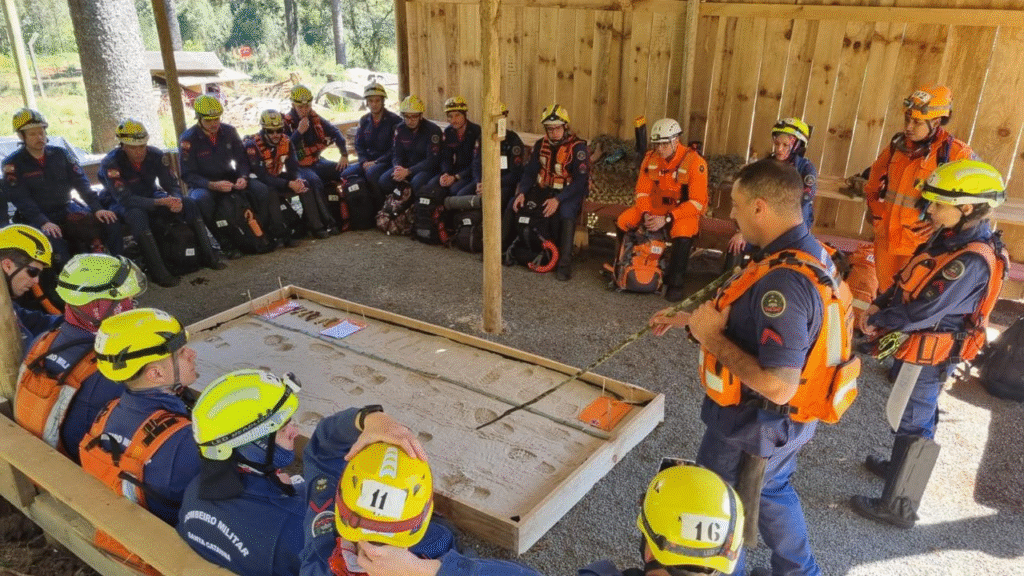 Bombeira da Seção de Busca, Resgate e Salvamento com Cães (SBRESC) do CBMSE conclui Curso de Busca Terrestre em Santa Catarina