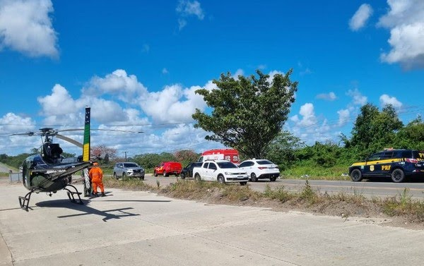 Bombeiros atuam em resgate de vítimas de capotamento na BR-101