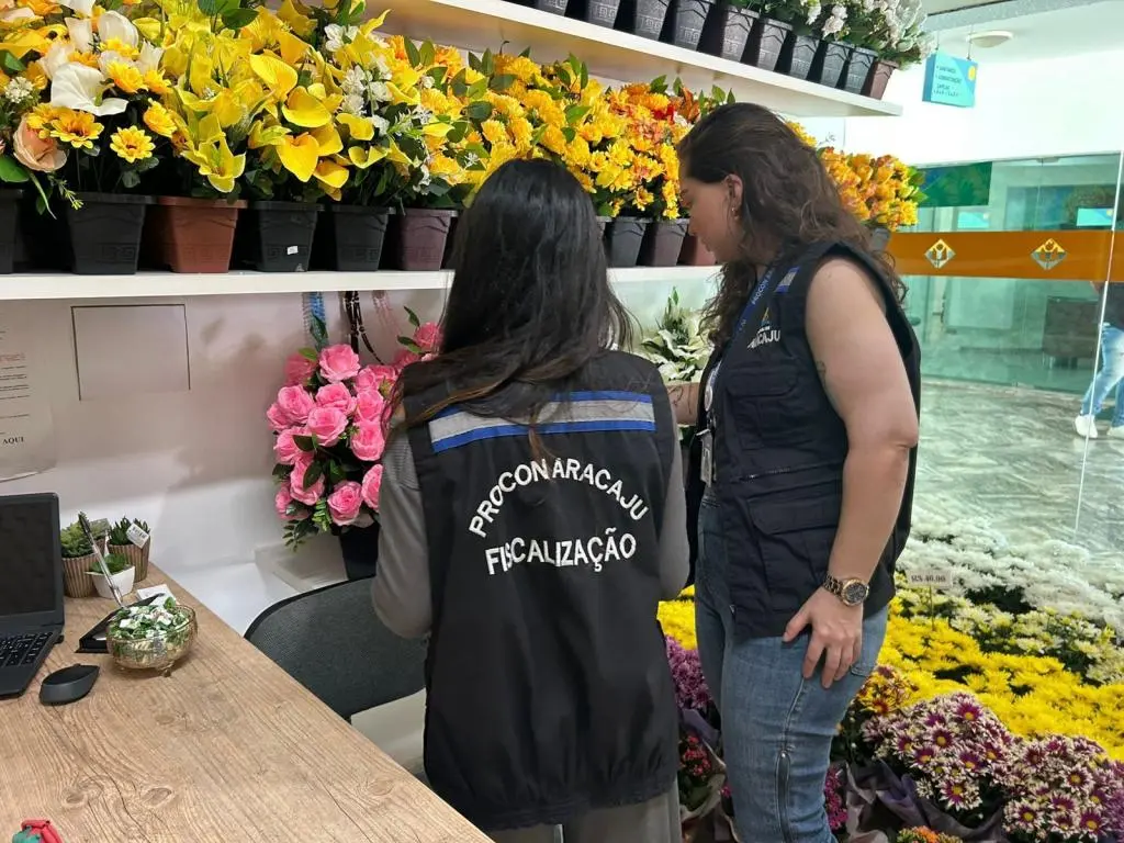 Procon Aracaju compara preços de flores, serviços de cemitérios e planos funerários para o Dia de Finados