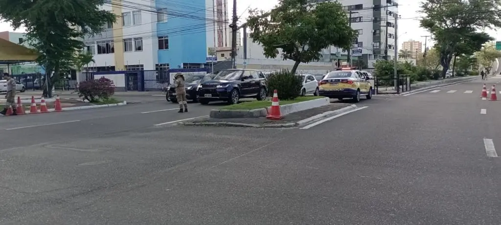 Queda de energia desliga semáforos e SMTT desvia trânsito na Avenida Francisco Porto, em Aracaju