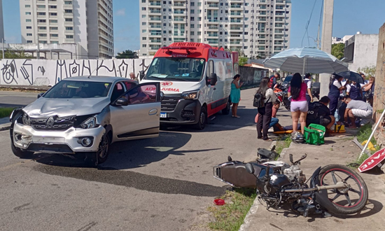 Colisão entre carro e motocicleta deixa dois feridos graves em Aracaju