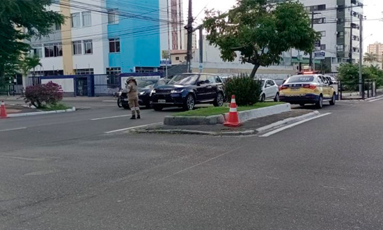 Queda de energia desativa semáforos e complica trânsito na Av. Francisco Porto, em Aracaju