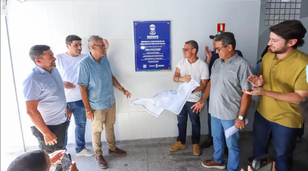 Governo de Sergipe entrega mercado reformado e ambulância em Porto da Folha
