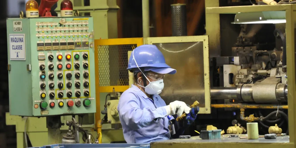Produção industrial cai 0,4% em setembro e devolve parte do ganho de agosto, aponta IBGE
