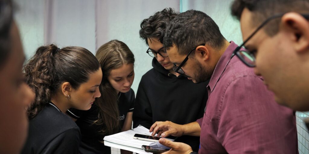 Relação próxima com professor eleva em 16% o propósito de vida de estudantes, mostra pesquisa