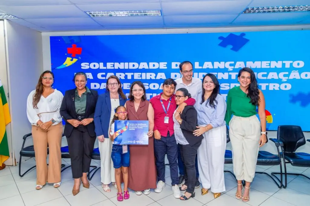 Prefeita Emília Corrêa oficializa carteira de identificação para pessoas com autismo em Aracaju