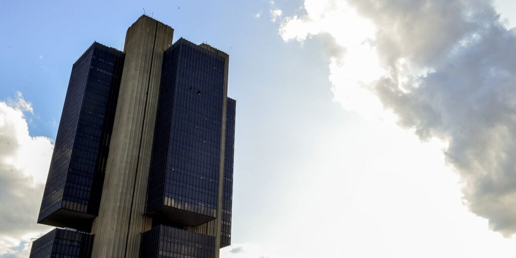 Copom avalia hoje manutenção da Selic em 15% ao ano