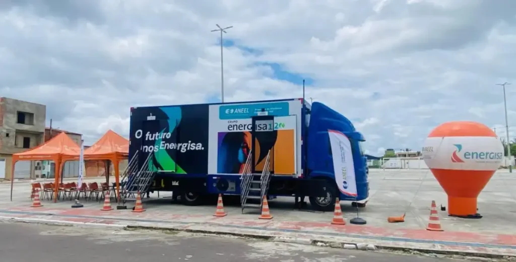 Caminhão do projeto Nossa Energia troca lâmpadas e oferece palestras em quatro municípios sergipanos