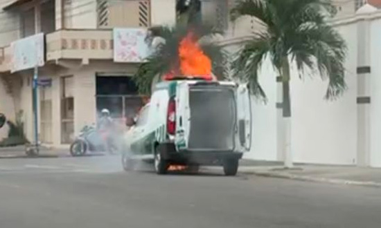 Ambulância da Prefeitura de Moita Bonita incendeia com três pessoas a bordo; ninguém se fere
