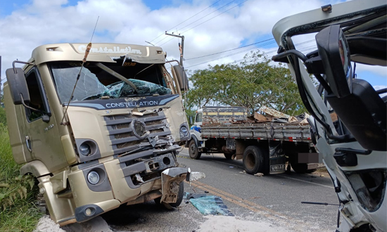 Motorista fica ferido em colisão frontal entre caminhões na SE-090, em Nossa Senhora do Socorro