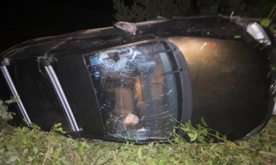 Passageira fica ferida após carro despencar em ribanceira na SE-368, em Santa Luzia do Itanhy