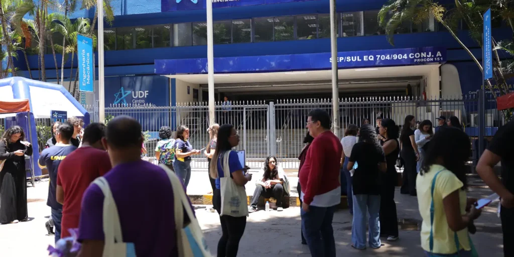 Candidatos chegam com horas de antecedência para o Enem em Brasília e narram trajetórias de superação