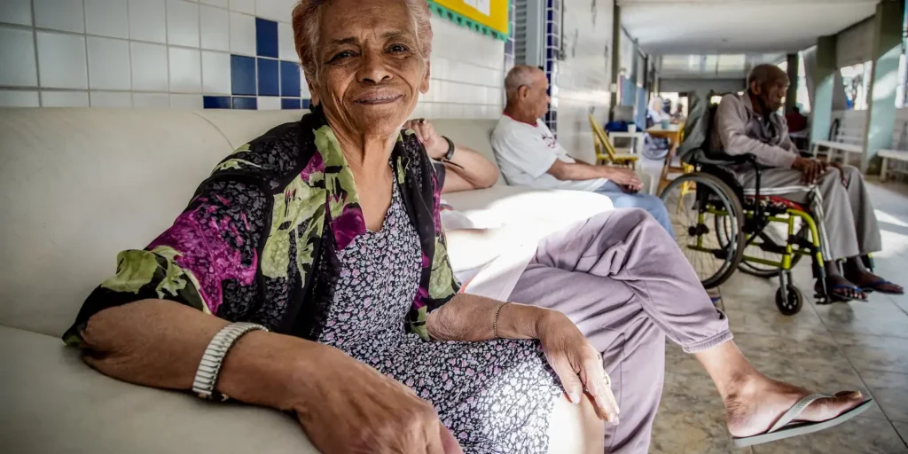 Tema da redação do Enem 2025 impulsiona debate sobre envelhecimento e etarismo, avaliam professores