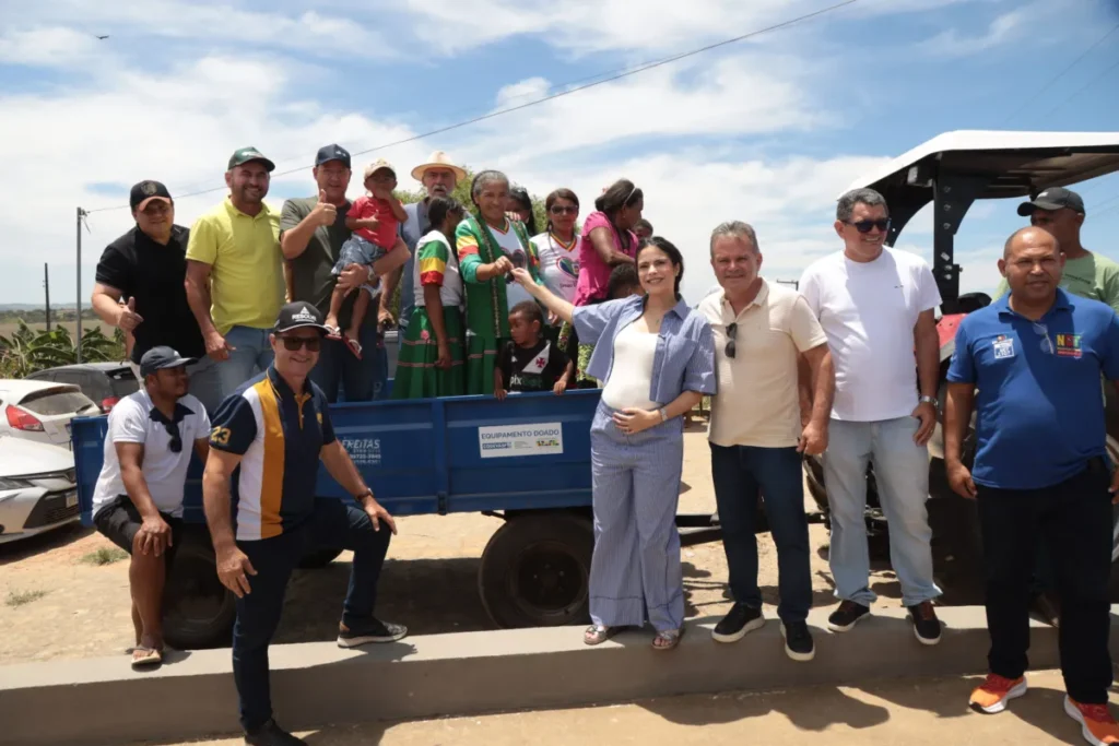 Yandra Moura entrega dois tratores a comunidades quilombolas de Simão Dias