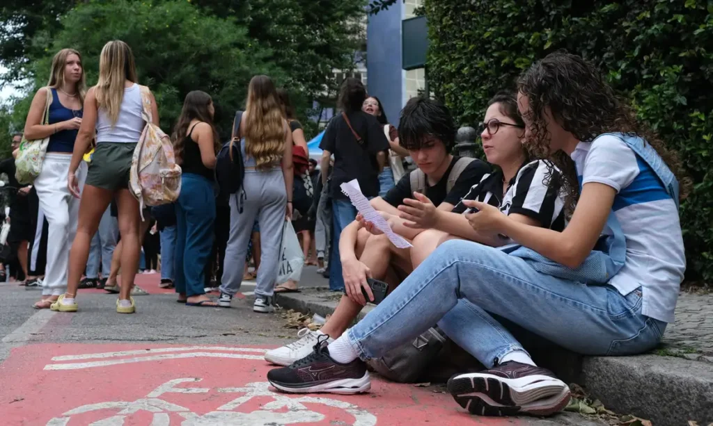 Enem 2025: candidatos afetados por problemas logísticos ou doenças podem pedir reaplicação