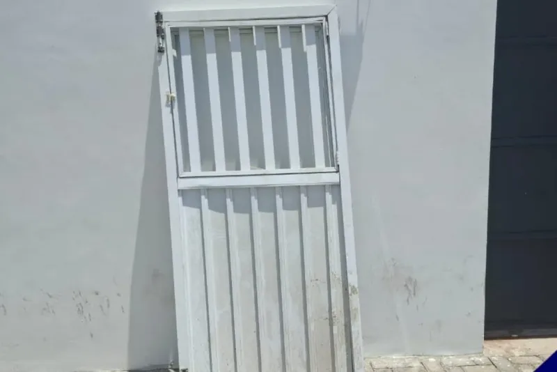 Suspeito é preso em Aracaju após carregar dois portões furtados sobre a cabeça