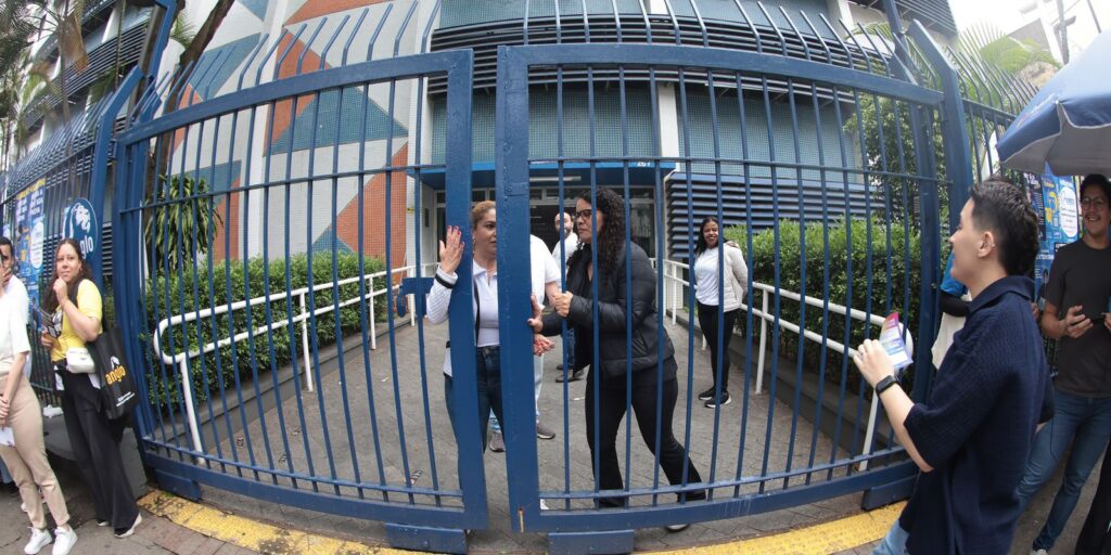Portões do Enem 2025 são fechados às 13h em todo o país