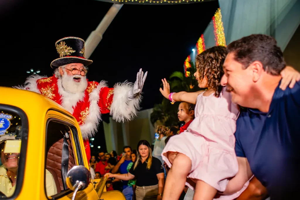Papai Noel inaugura temporada natalina no Shopping Jardins, em Aracaju