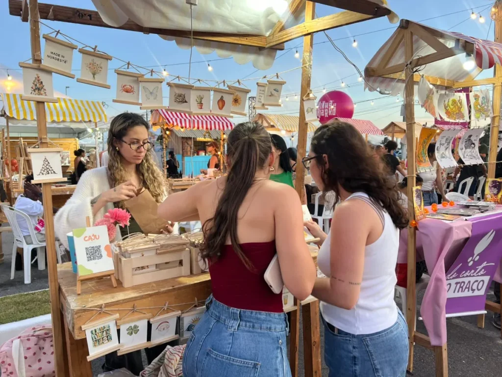 Feirinha da Gambiarra reúne público na Orla da Atalaia com entrada gratuita e apoio à economia criativa