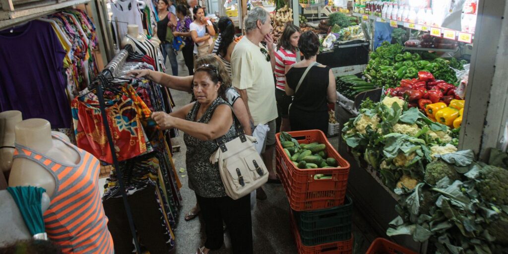INPC registra alta de 0,03% em outubro e soma 4,49% em 12 meses