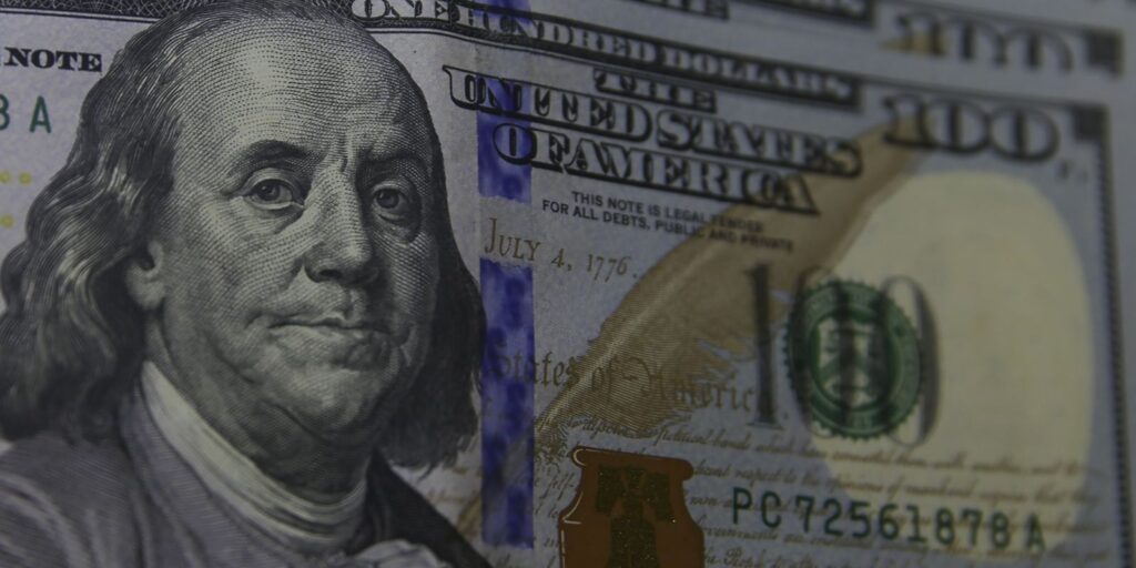 Dólar fecha a R$ 5,27 e rompe marca de R$ 5,30 pela primeira vez desde junho de 2024