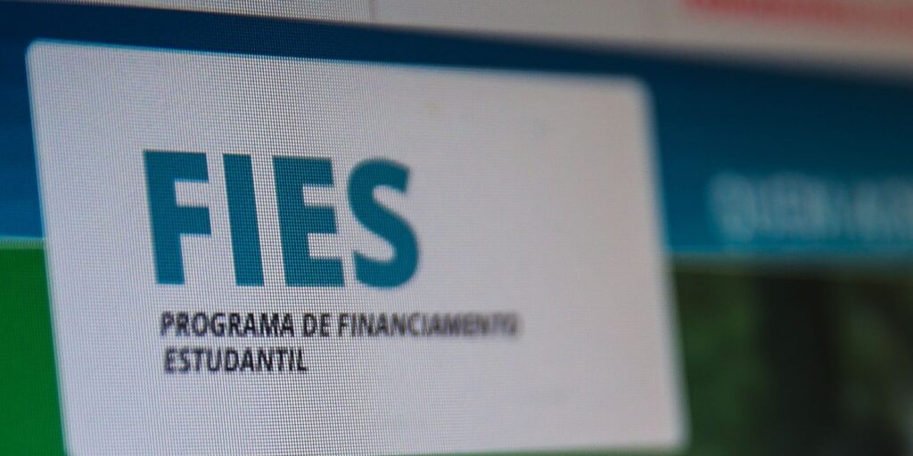 MEC inicia convocação da lista de espera para vagas remanescentes do Fies 2025