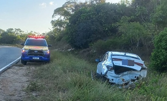 Motorista de 33 anos fica ferido após carro sair da pista e bater em barranco na SE-100