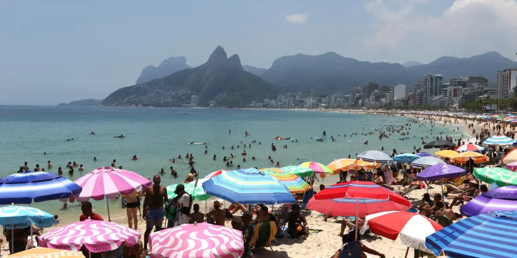 Rio de Janeiro supera marca histórica com quase 1,8 milhão de turistas estrangeiros em 2025