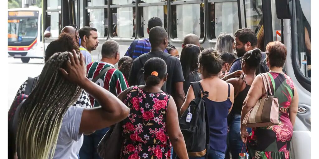 Procura por emprego há mais de dois anos recua 17,8% no terceiro trimestre, aponta IBGE