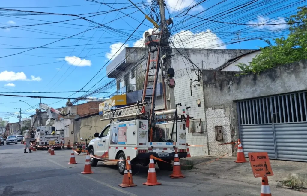 Energisa inicia mutirão para remover cabos de telefonia e internet irregulares no Centro de Aracaju