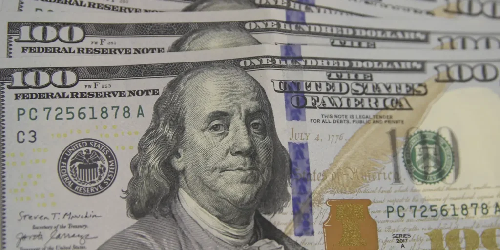 Ibovespa recua 0,3% e dólar encerra sessão acima de R$ 5,29