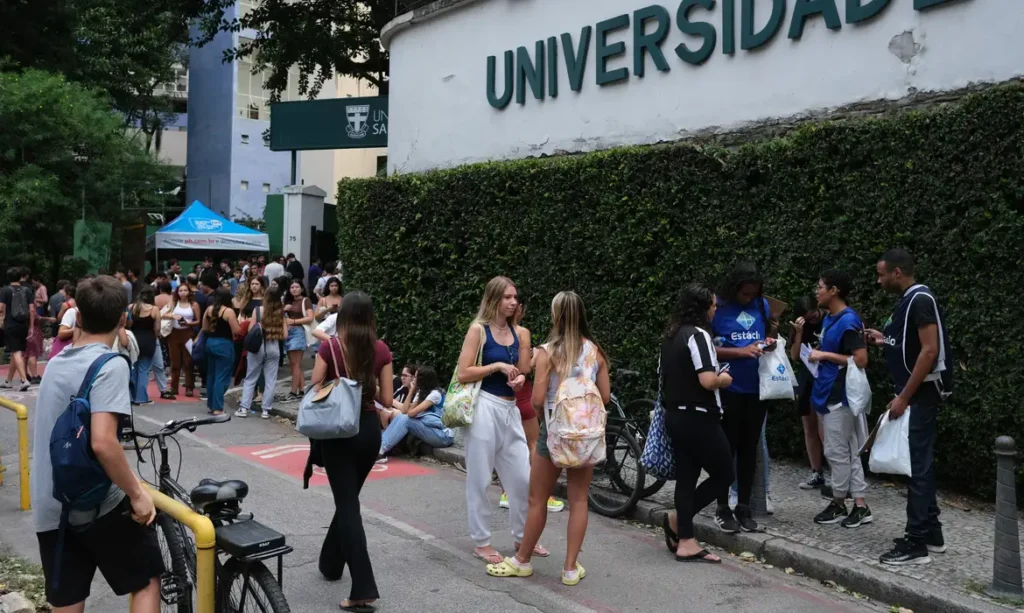 Segundo dia do Enem 2025 aplica provas de matemática e ciências da natureza