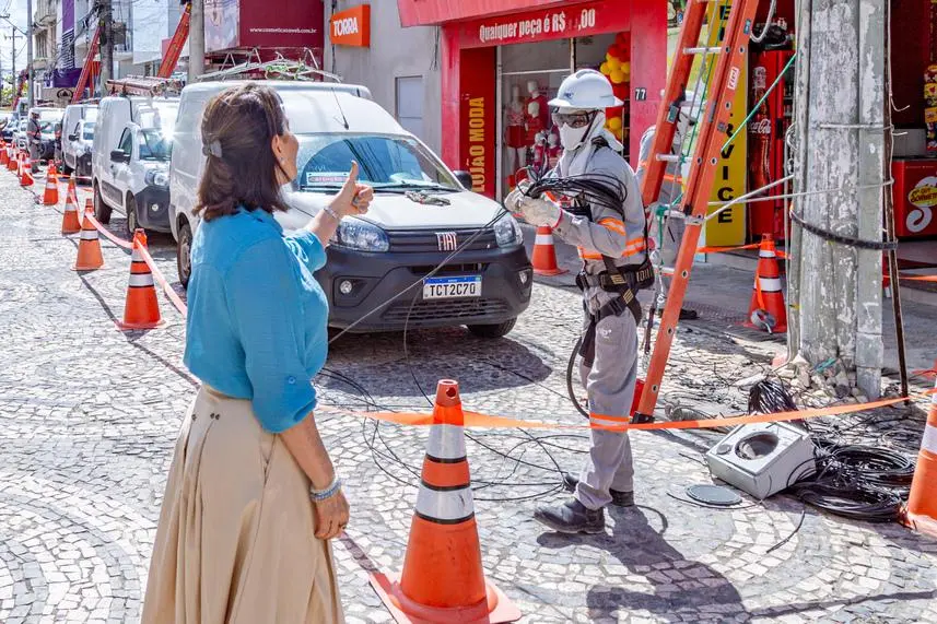 Nova fase de remoção de cabos irregulares avança no Centro de Aracaju