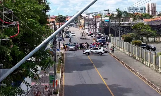 Moradores fecham Rua Acre e cobram Auxílio Moradia em Aracaju