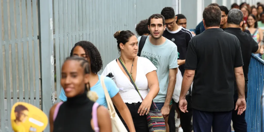 Sete em cada dez inscritos comparecem aos dois dias do Enem 2025, aponta Inep